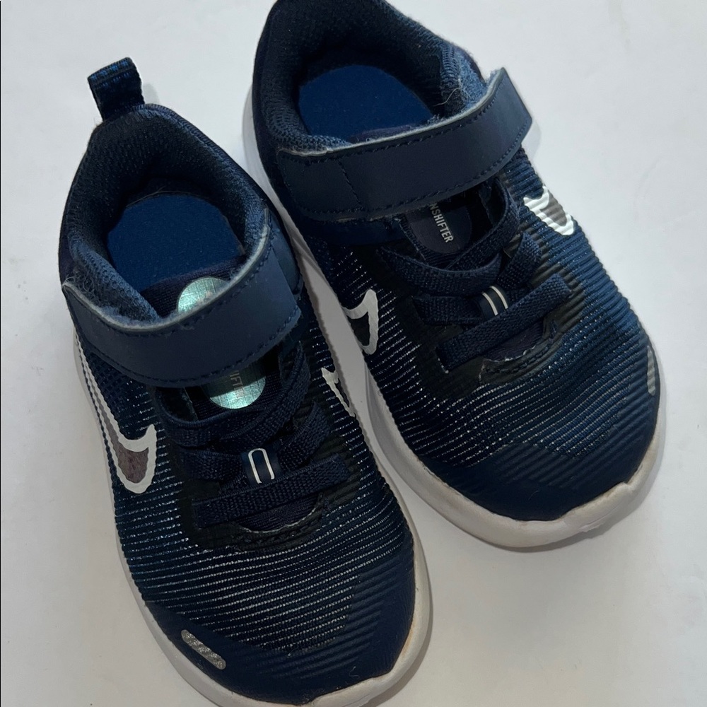 Nike Navy and White Sneakers Toddler size 5C - Picture 4 of 7